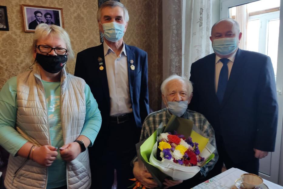 Почетный гражданин Орджоникидзевского района Альберт Селезнев отметил свой 90-летний юбилей