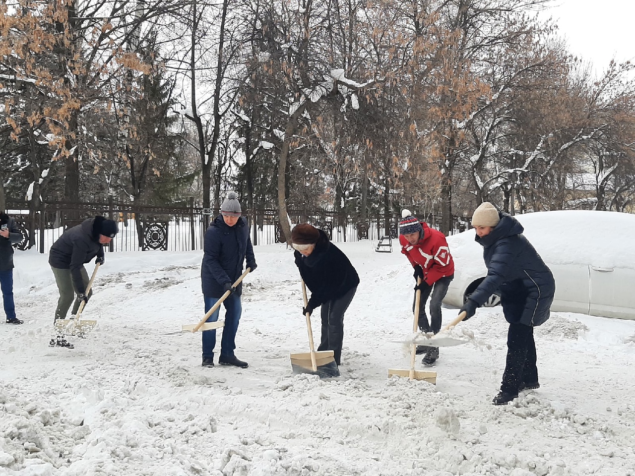 Орджоникидзевском районе состоялся зимний субботник Снежный фитнес