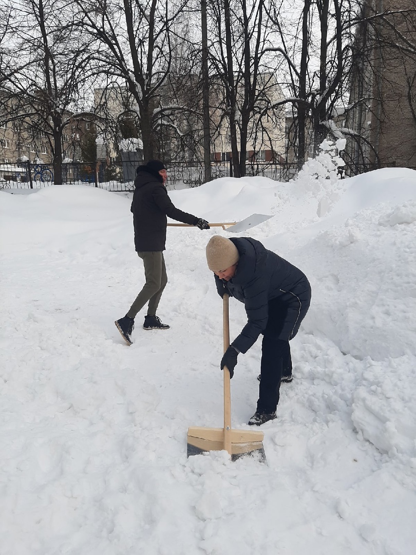 Орджоникидзевском районе состоялся зимний субботник Снежный фитнес